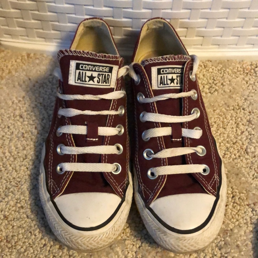 Burgundy converse!!